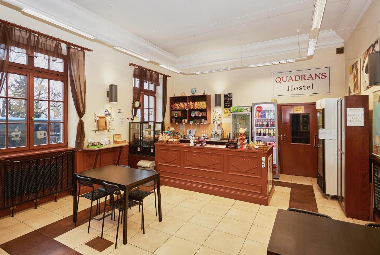 Hostel Quadrans And Caffee Na Dworcu Kolejowym Modlin 7 Min Jazdy Lotniskowym Autobusem Wahadlowym *